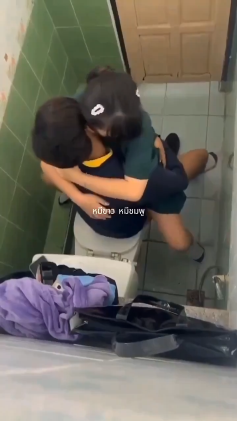 Học Sinh Xinh Đẹp Thái Lan Bị Bạn Trai Đị Mạnh Trong Toilet Trường Học